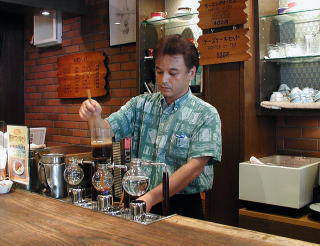 ホットコーヒーはご注文をお伺いしてから豆を挽き、サイフォンで丁寧にたてて提供する・・・